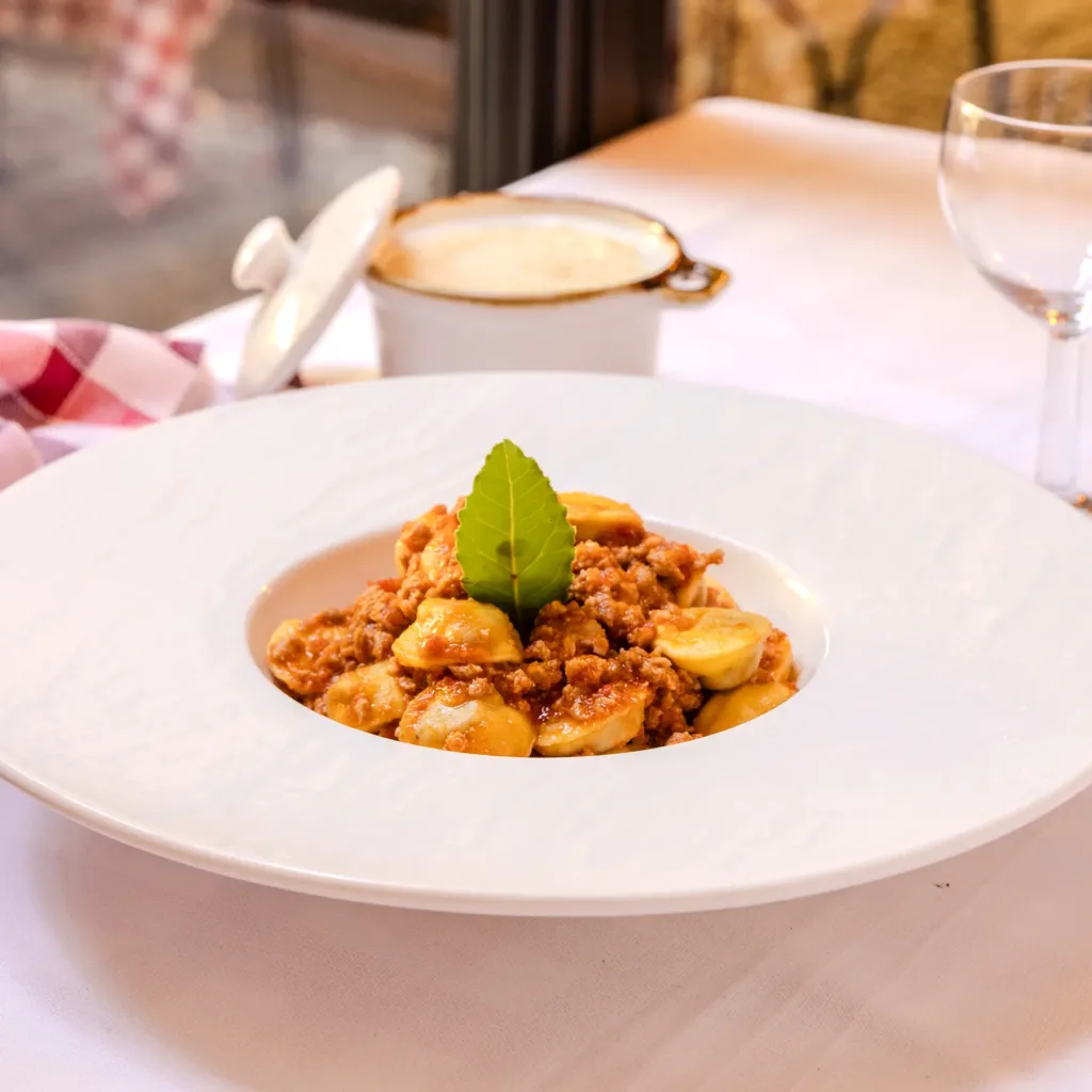 Cappelletti con ragù di strolghino di culatello, serviti alla Trattoria Corrieri piatto tipico di Parma