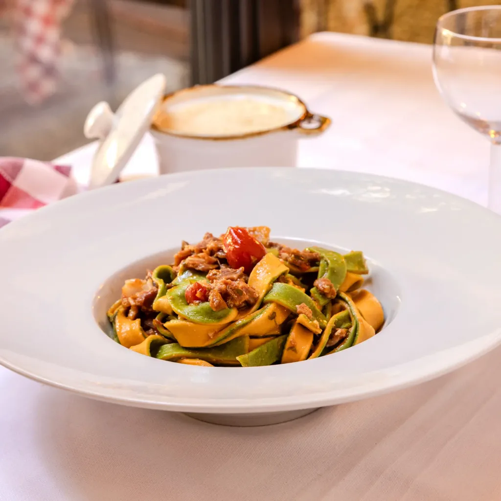 Piatto di pasta artigianale con ragù di carne di cavallo, specialità tipica della cucina parmigiana.