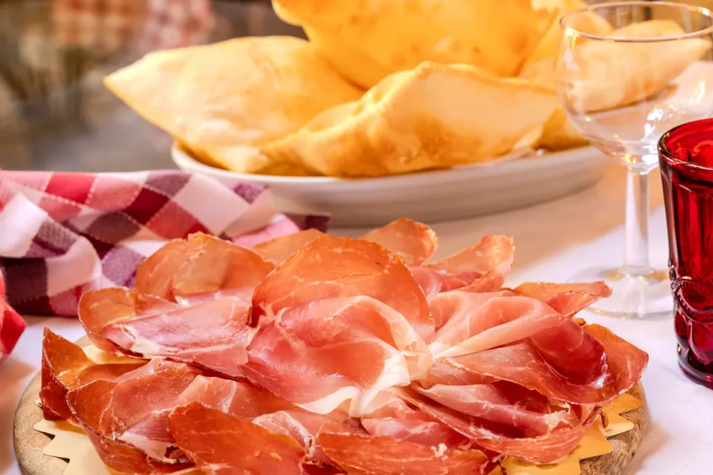 Antipasto tradizionale con torta fritta e affettati DOP, servito alla Trattoria Corrieri a Parma